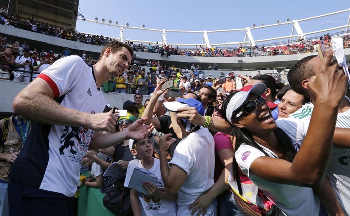 Andy Murray atende fãs tênis Olimpíada Rio de Janeiro (Foto: AP Photo / Charles Krupa) Andy Murray atende fãs tênis Olimpíada Rio de Janeiro (Foto: AP Photo / Charles Krupa)