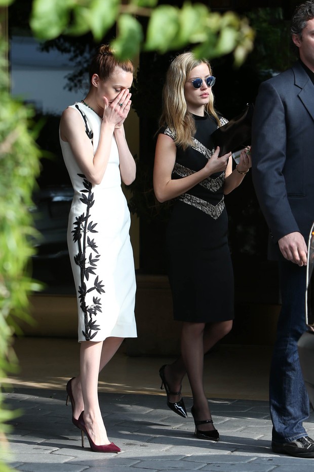 Liz e Georgia May Jagger no funeral de L'Wren Scott (Foto: Reuters / Agência)