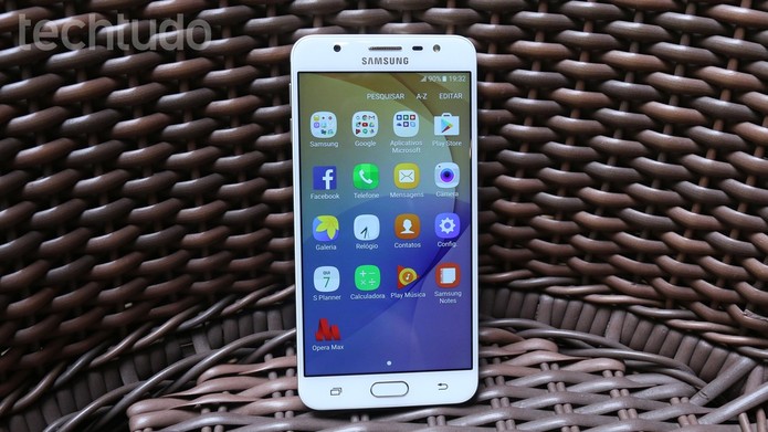 Galaxy J7 Prime tem bateria mais potente com 3.300 mAh (Foto: Aline Batista/TechTudo)