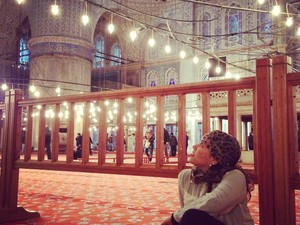 Danielle adorou a cultura em Istambul, na Turquia.  (Foto: Arquivo pessoal/Danielle Monteiro)