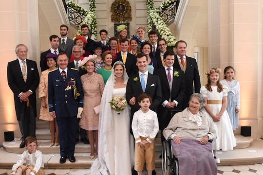 A foto oficial dos noivos com os membros da nobreza europeia (Foto: Divulgação)