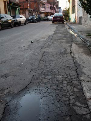 SAO PAULO, BRASIL, 26 AGOSTO 2014 - Moradores do bairro Jardim Nakamura, zona sul de Sao Paulo reclamam do vazamento de agua na Rua Maria Silvina Tavarez, que durante a noite enche de agua a rua. (Foto: Victor Moriyama/G1)