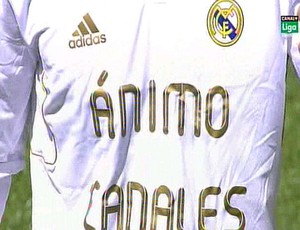 Real Madrid entra em campo com camisa em homenagem a Canales (Foto: Reprodução)