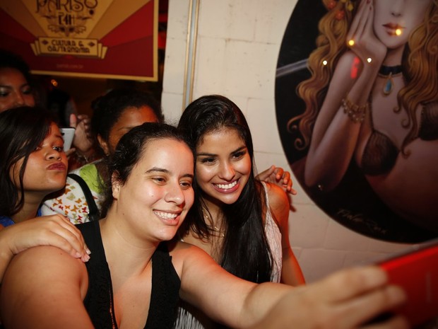 Ex-BBB Munik em festa em restaurante na Zona Oeste do Rio (Foto: Marcos Serra Lima/ EGO)