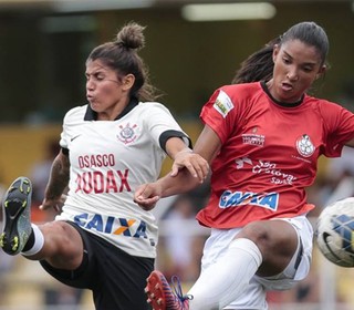 Time feminino de Corinthians e Audax assiste ao jogo entre os dois clubes