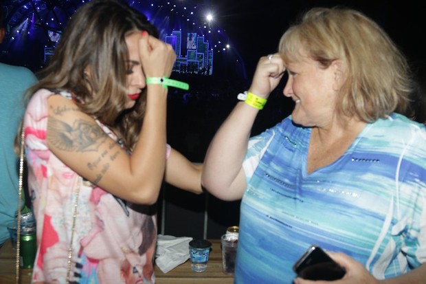 Debbie Rowe com Alinne Rosa em show sertanejo (Foto: Fred Pontes/ Divulgacao)