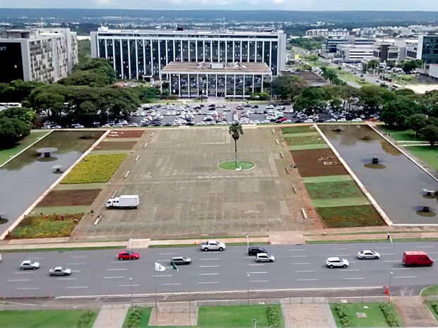 Vista aérea da Praça do Buriti, com prédios do Ministério Público, do Tribunal de Justiça e da Câmara Legislativa ao fundo (Foto: Lucas Nanini/G1) Vista aérea da Praça do Buriti, com prédios do Ministério Público, do Tribunal de Justiça e da Câmara Legislativa ao fundo (Foto: Lucas Nanini/G1)