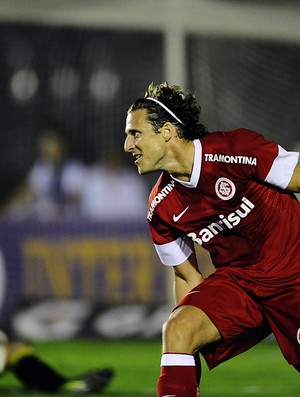 Forlán marca contra o Vasco (Foto: Alexandre Lops / Inter, DVG)