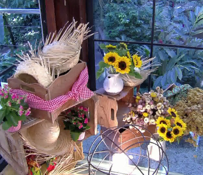 Use caixotes de feira combinado com flores, chapéu de palha e lenço (Foto: TV Globo)