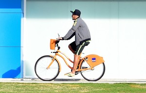 Neymar Brasil bicicleta treino (Foto: Gaspar Nobrega / Vipcomm)