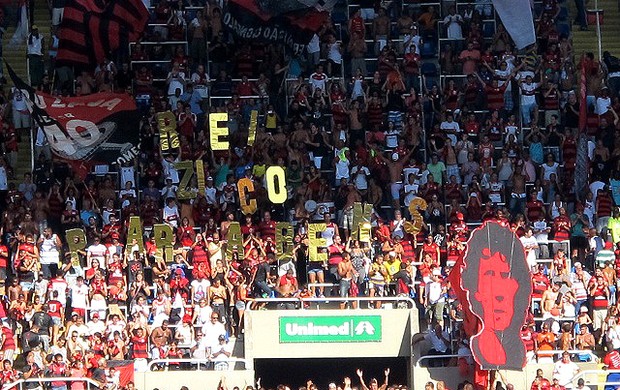 Torcida do Flamengo escreve Rei Zico, Parabéns em letras dourada (Foto: Richard Souza)
