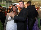 Ex-BBB Yuri e Belo dançam com debutantes na quadra da Mangueira