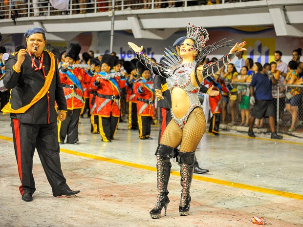 Bateria da Pega no Samba cantou o enredo 'Festa, Samba e Rock’n Roll: Uma viagem de Liverpool a Vitória, 50 anos de Beatles' (Foto: Weliton Aiolfi/ G1)