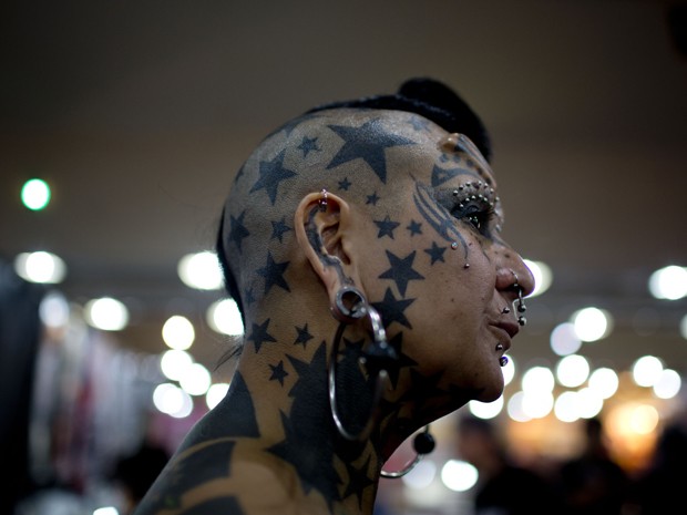 Gaby Peralta exibe seu rosto tatuado (Foto: Natacha Pisarenko/AP)