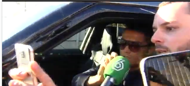 Cristiano Ronaldo empurra microfone