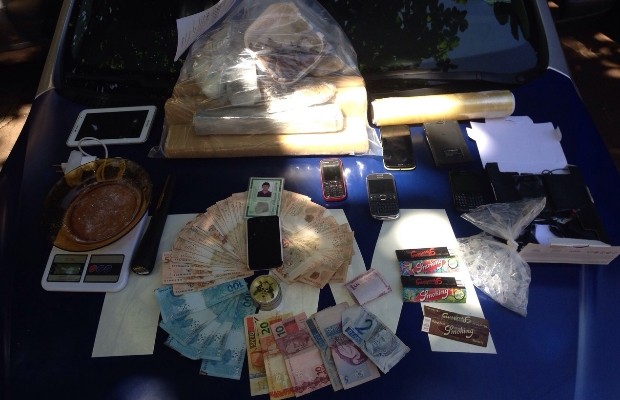 PM encontrou drogas, balança de precisão e dinheiro em casa de suspeito de tráfico de drogas em Goiânia, Goiás (Foto: Divulgação/PM)