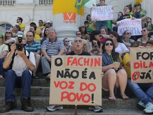 Ministro do STF Luiz Edson Fachin, que suspendeu tramitao do processo de impeachment, foi alvo dos manifestantes (Foto: Giuliano Gomes/PR PRESS)