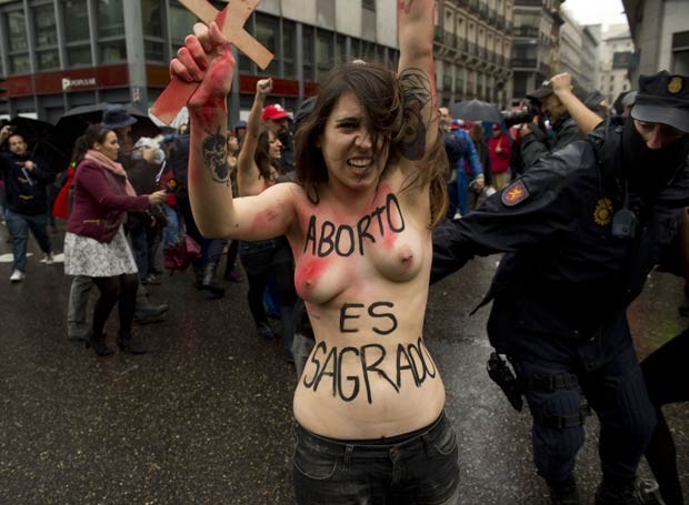 As feministas acabaram sendo detidas pela polícia na capital espanhola (Foto: Pierre-Philippe Marcou/AFP)