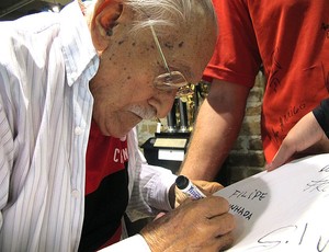 torcedor antonio soares, de 85 anos, um dos fundadores da charanga rubro-negra  (Foto: Janir Junior / Globoesporte.com)