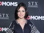 Mila Kunis, grávida, exibe barriguinha discreta em première nos EUA
