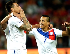 Vargas comemora gol do Chile contra a Espanha (Foto: Agência AP)