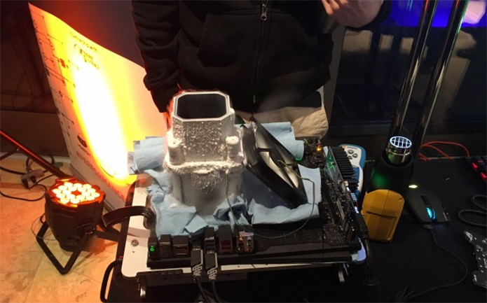 Uso de nitrogênio líquido evita que o processador derreta em overclock extremo (Foto: Divulgação/HKEPC)
