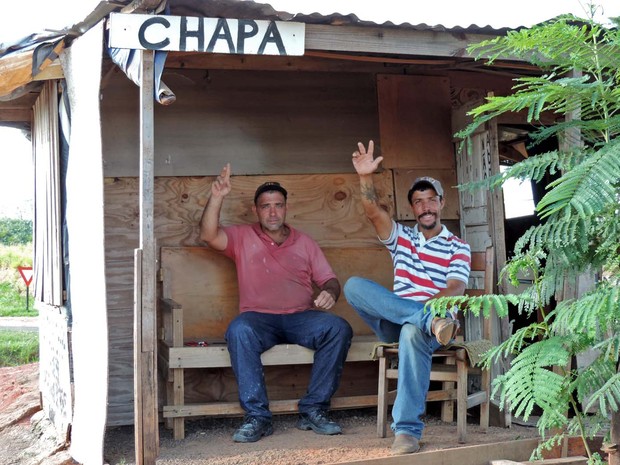 Chapas acenam para oferecer serviço aos caminhoneiros (Foto: Valmir Custódio/G1)