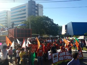Servidores públicos em greve se concentraram na Praça Ulisses Guimarães, na capital (Foto: Tiago Terciotty/TVCA)