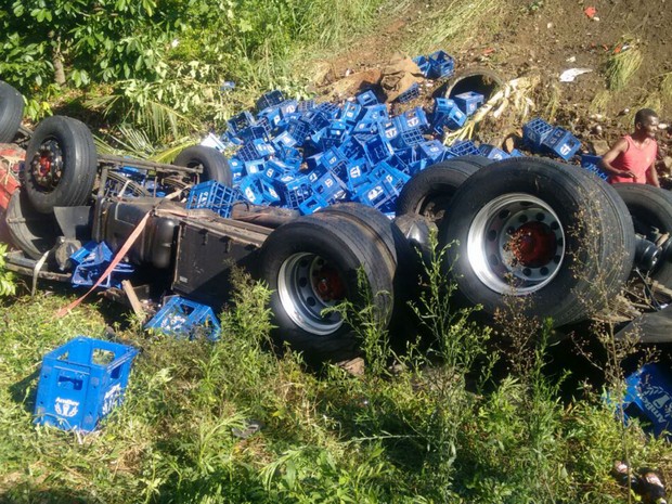 G Caminh O Carregado De Cerveja Tomba Em Rodovia Da Bahia Fotos