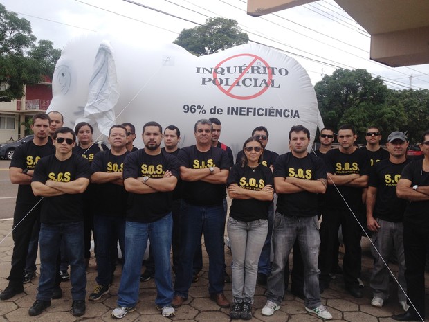 Categoria cruzou os braços em paralisação na praça da bandeira (Foto: Cassio Albuquerque/G1)