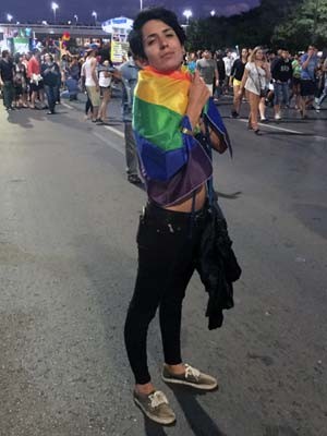 A publicitária Maria Luisa Praxedes levou uma bandeira da cultura LGBT (Foto: Luciana Amaral/G1)