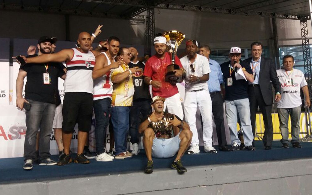 Diretoria da Independente Tricolor comemora subida para o Grupo Especial do carnaval de São Paulo (Foto: Carolina Dantas/G1)