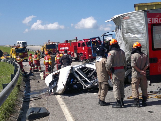 G1 Acidente Entre Carreta E Caminhão Deixa Dois Mortos Na Rj 106 Rj