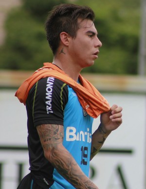 Vargas em treino do Grêmio (Foto: Diego Guichard)