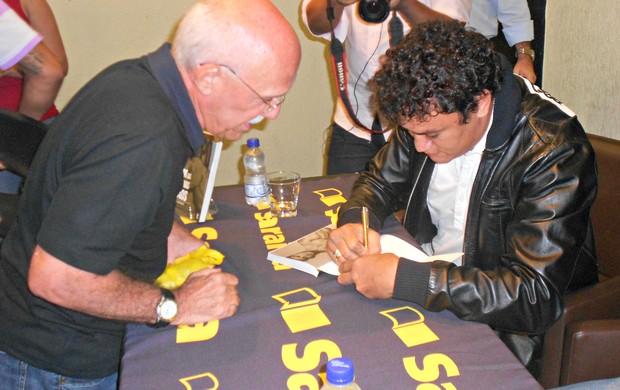 Popó autografa livro para senhor durante lançamento da biografia (Foto: Raphael Carneiro)
