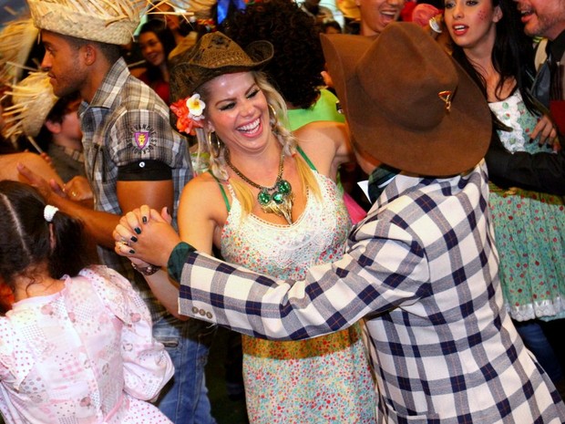 Karina Bacchi dança quadrilha em festa junina em São Paulo (Foto: Leo Franco/ Ag. News)
