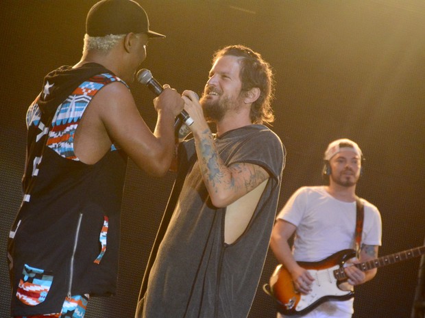 Márcio Victor e Saulo Fernandes em show em Salvador, na Bahia (Foto: André Carvalho/ Ag. Haack)