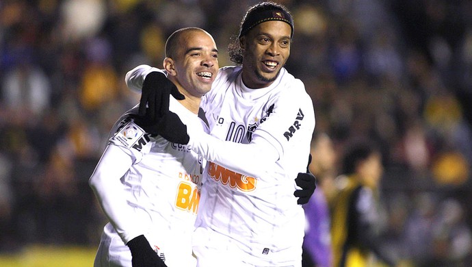 Diego Tardelli e Ronaldinho comemoram gol do Atlético-MG contra o Strongest (Foto: Reuters)