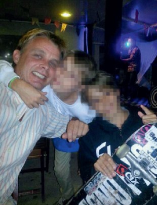 O PAI Tommy Bless com os dois filhos, em imagem anterior a 2008. Ele ganhou  a guarda dos meninos em todas as instâncias da Justiça brasileira (Foto: Arquivo pessoal)