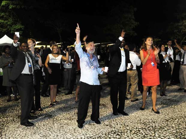 Participantes da Rio+20 dançam durante apresentação de banda na festa de abertura da conferência (Foto: Alexandre Durão/G1)