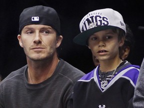 David Beckham com o filho Romeo durante jogo de hóquei em Los Angeles, nos Estados Unidos (Foto: Reuters/ Agência)