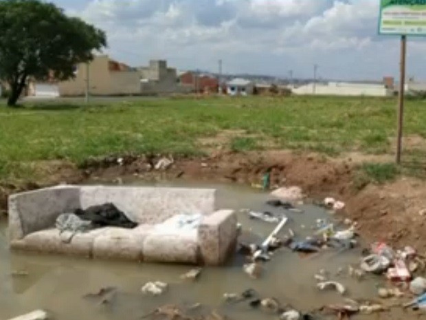 Terreno estava cheio de lixo no começo desta semana (Foto: Reprodução TV TEM)