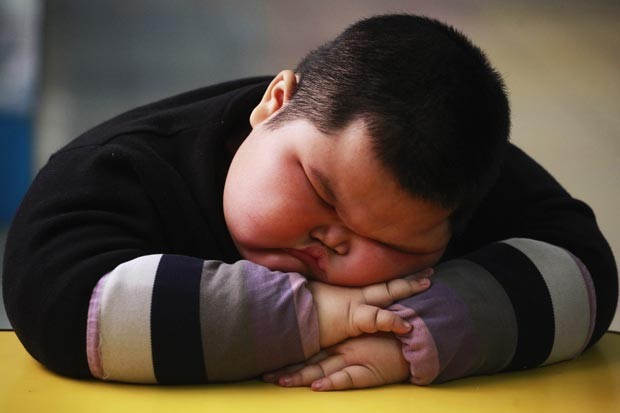 Chinês Lu Zhihao, de 4 anos, tem 1,1 metro de altura e pesa 62 quilos. (Foto: Joe Tan/Reuters)