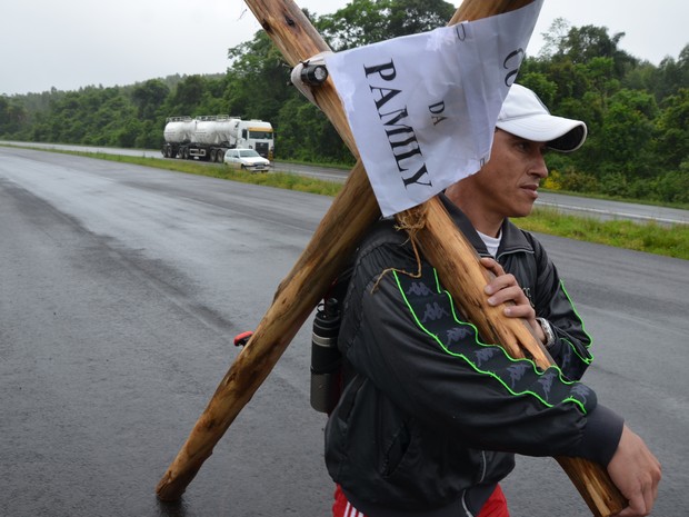 Alex da Rosa carrega cruz de dois metros por rodovia do RS para pedir milagre para filha doente (Foto: Rodrigo Martini/Jornal A Hora)