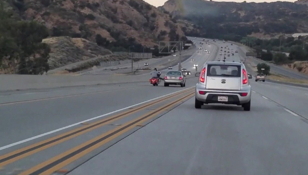 Motociclista chuta porta de carro nos Estados Unidos (Foto: BBC)