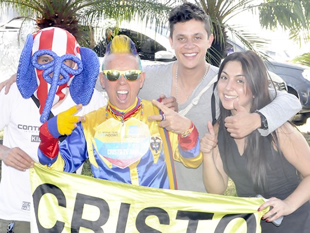 Estudante e amigos encontraram personagem nas ruas de Cuiab (Foto: Pollyana Arajo/ G1)