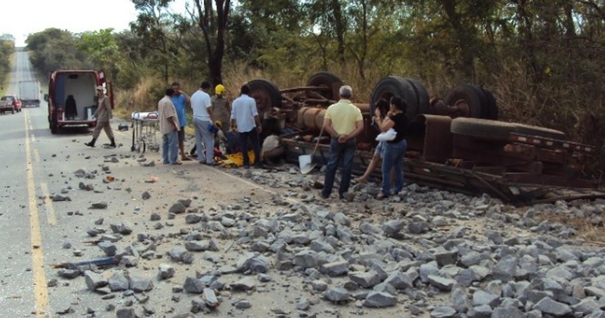 G Caminh O Carregado Pedra Fura Pneu E Capota Em Jaragu Goi S