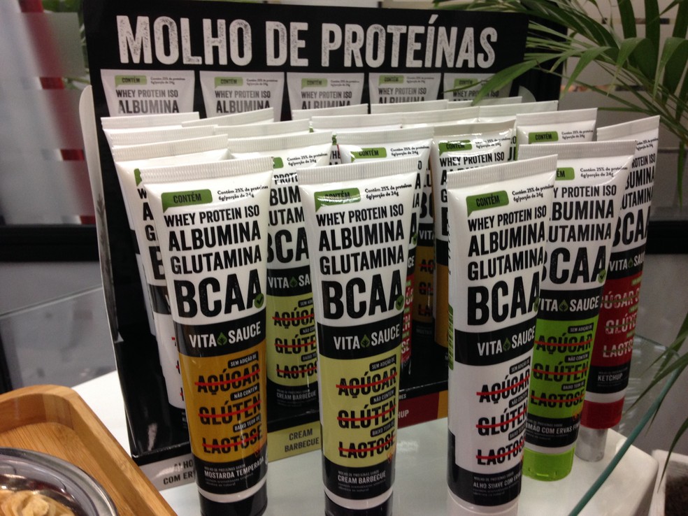 Molho de proteína é pigmentado com extrato de frutas e legumes (Foto: Glauco Araújo/G1)