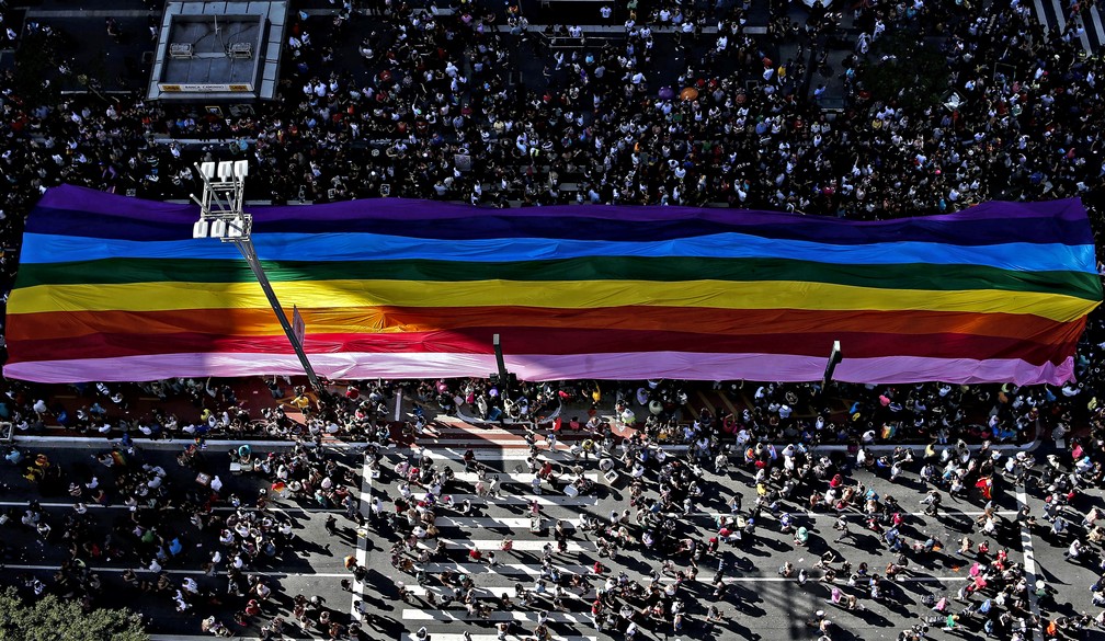 Bandeira do orgulho LGBT é carregada pela Avenida Paulista, em São Paulo, durante a Parada Gay (Foto: Miguel Schincariol/AFP)