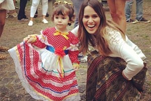 Fernanda Pontes e a filha, Malu, de 1 e 9 meses, se diverttem em festa junina (Foto: .)